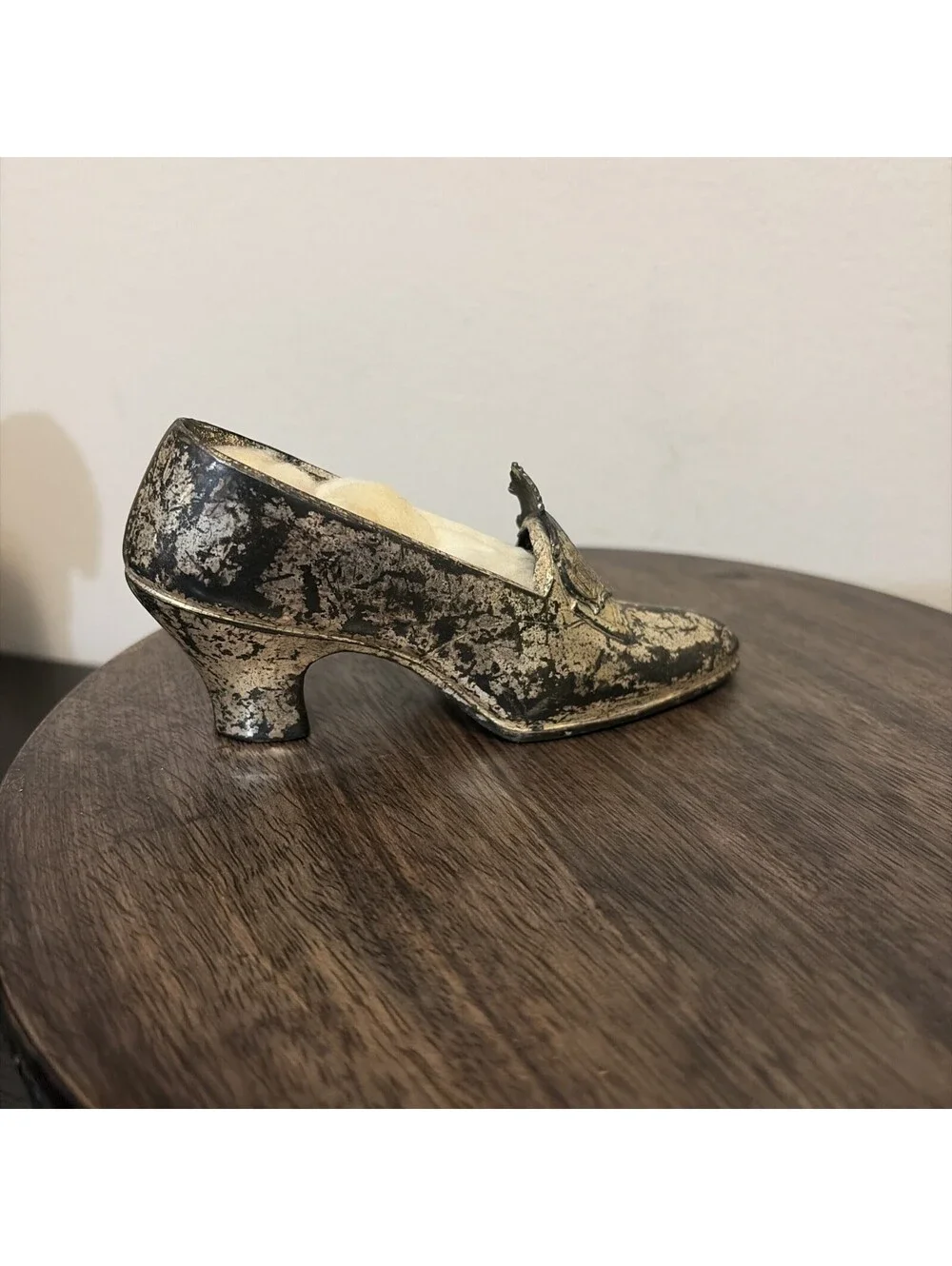 Antique Jennings Brothers Metal Woman’s Shoe Pin Cushion J.B. 1451